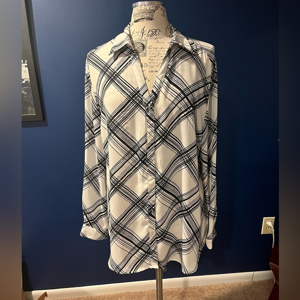 Women’s black and white/cream tunic style button down blouse with split in back